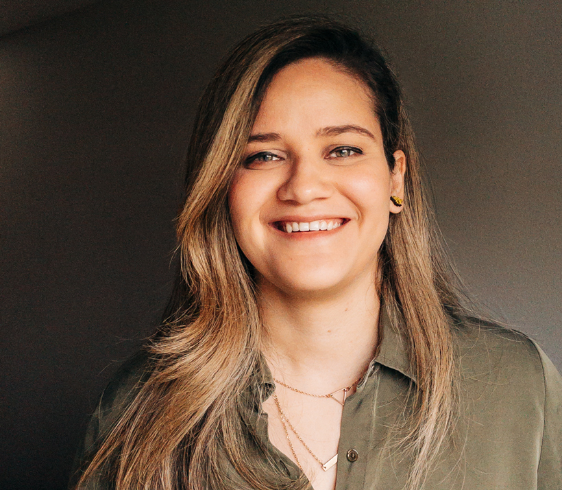 Photo portrait of Bianca, with a big smile, looking at the reader.