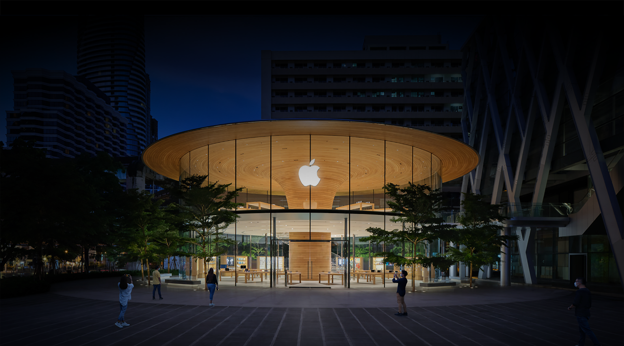 Extérieur d’un Apple Store la nuit.