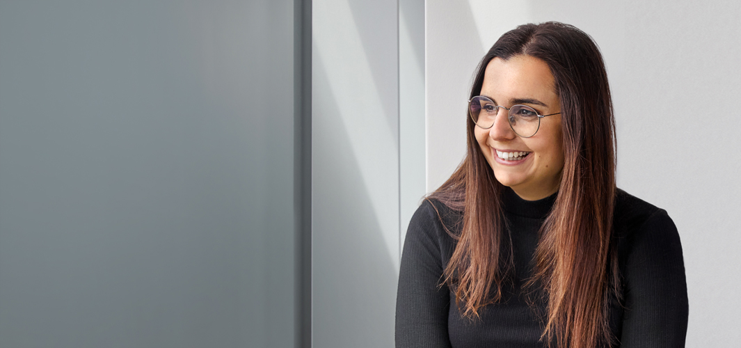 Federica, souriante, est assise dans un bureau.