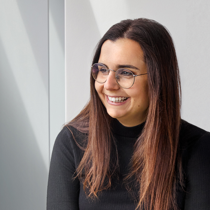 Gros plan de Federica souriante, assise dans un bureau.