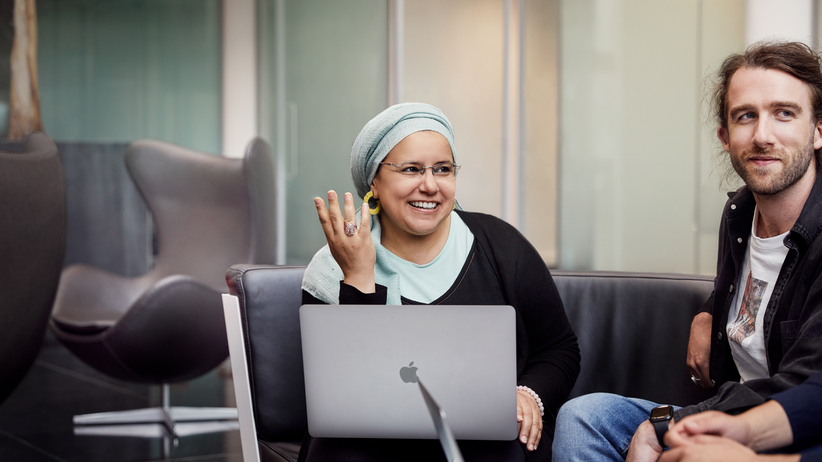 Des membres de l’équipe d’Apple Cork, assis côte à côté, pour travailler ensemble.