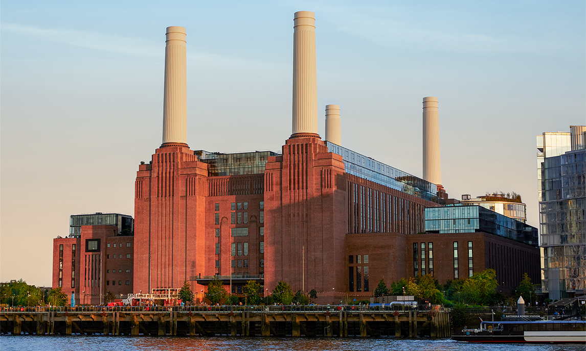 Vue extérieure du bâtiment en briques de Battersea et de ses quatre cheminées.