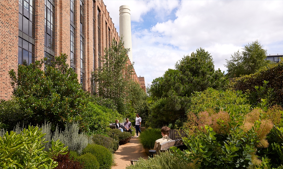 Des membres Apple se promènent dans le jardin en terrasse de Battersea.