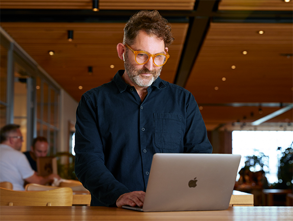 Un membre de l’équipe Apple utilise un MacBook au Caffè Macs.