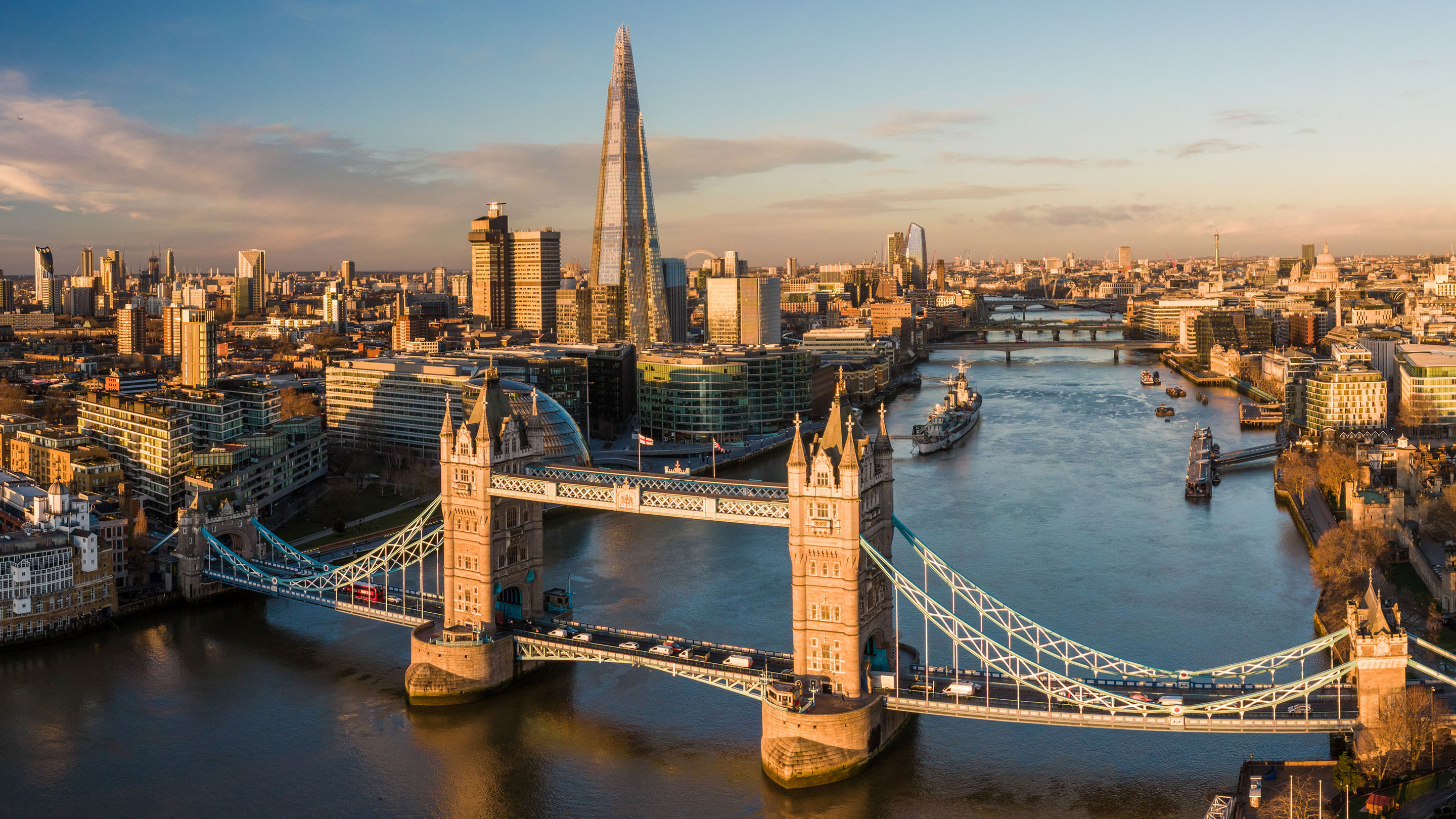 Vue aérienne de Londres et de la Tamise, avec le Tower Bridge au premier plan.