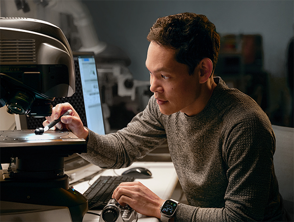 Un ingénieur Apple teste du matériel dans un labo.