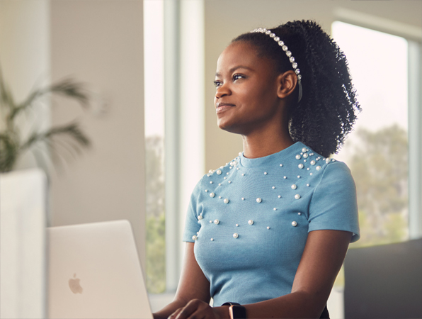 Une employée de l’équipe Logiciels et services d’Apple San Diego travaille sur son ordinateur portable.