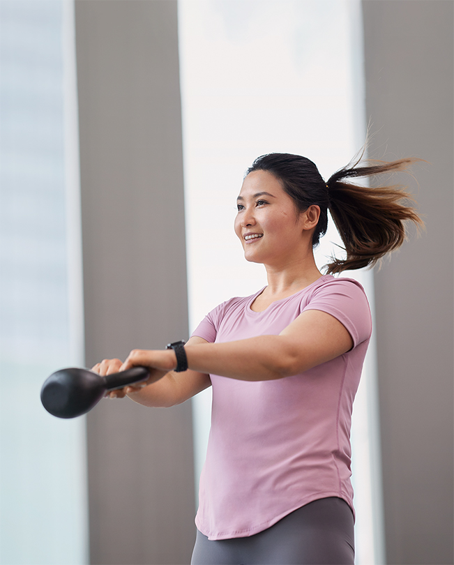 Une employée Apple en plein entraînement avec une kettlebell.