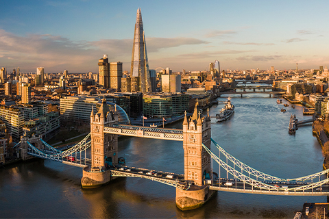 Vue aérienne de Londres et de la Tamise, avec le Tower Bridge au premier plan.