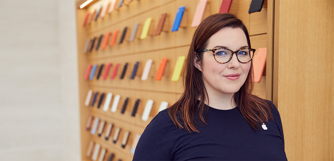 Apple Store Genius Melissa staat in het accessoiregedeelte van de Store.