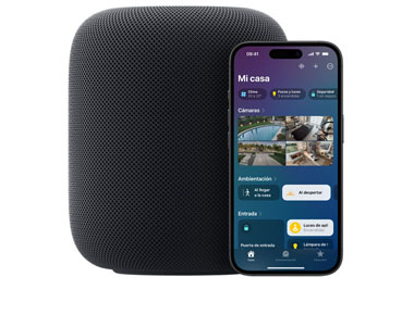 Imagen que muestra un HomePod color medianoche junto a un iPhone con la interfaz de 'Mi casa' en la app Casa