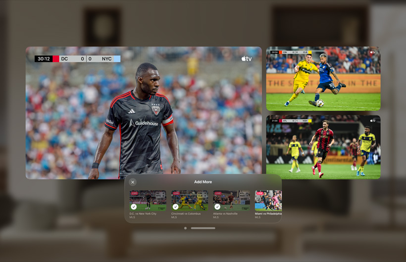 一位男士戴著 Apple Vision Pro 坐在客廳的梳化上。一個巨大的影片畫面及兩個較小的畫面在他面前顯現，各個畫面播放著不同體育賽事。大畫面下方有個選項視窗，頂部顯示「加入更多」。