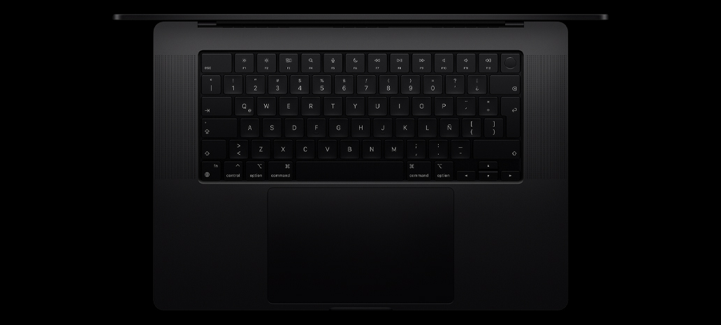 Vista desde arriba de una MacBook Pro que muestra el Magic Keyboard integrado con Touch ID y trackpad 