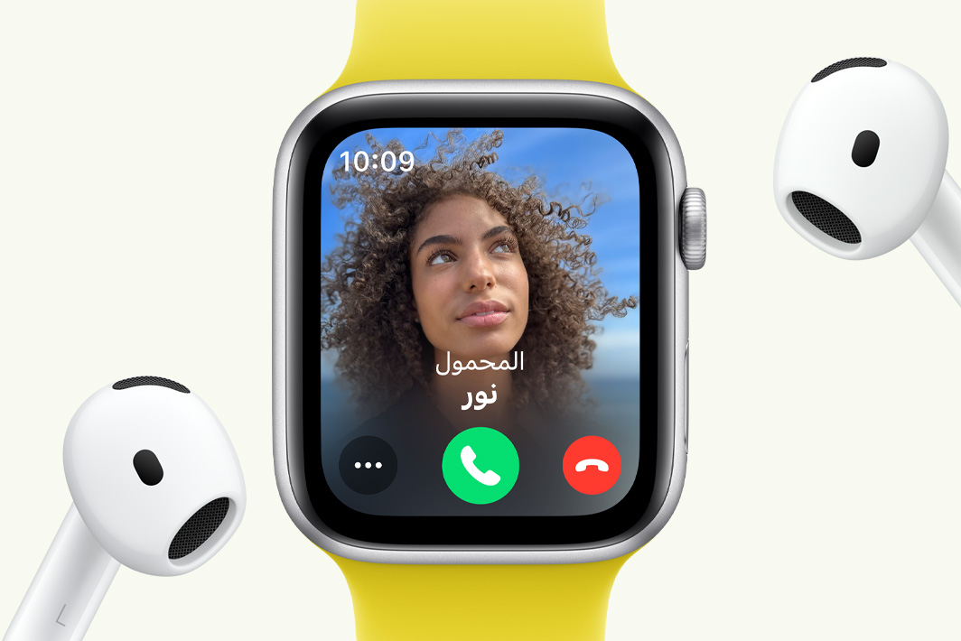 Apple Watch SE تعرض مكالمة واردة بجانب زوج من سماعات AirPods