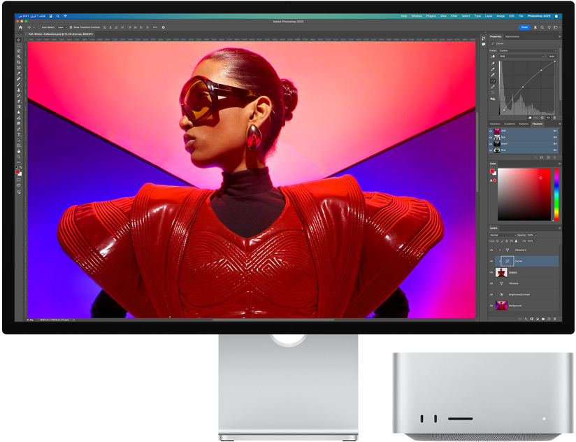 صورة تعرض شاشة Studio Display وجهاز Mac Studio معاً