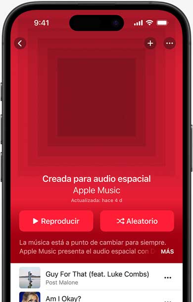 La pantalla de un iPhone muestra la portada de la playlist Creada para Audio Espacial en la app Apple Music