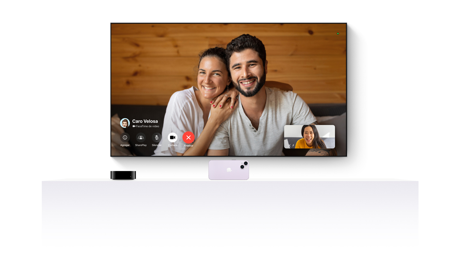 Un Apple TV 4K conectado a un iPhone muestra FaceTime en una televisión de pantalla plana