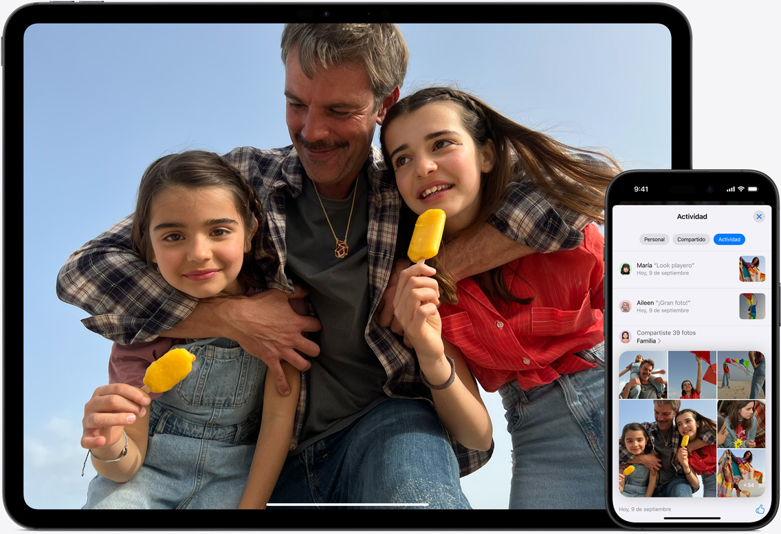 En la pantalla de un iPad y un iPhone aparece Fotos en iCloud con la imagen de un padre y sus dos hijas en la playa