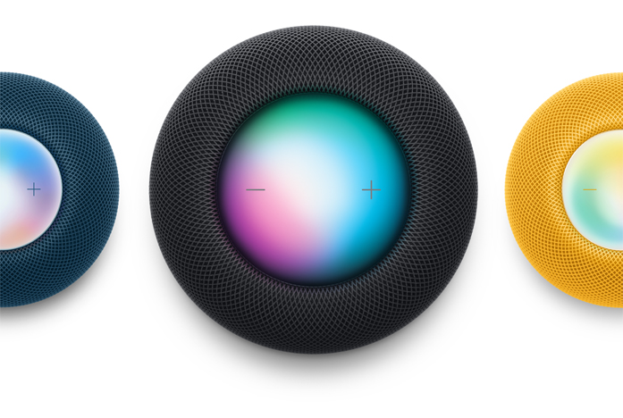 Un HomePod mini bleu, un HomePod minuit et un HomePod mini jaune photographiés en contre-plongée. Siri est activé.