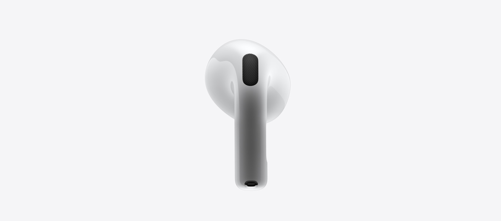 لقطة مقربة للجهة الأمامية والخلفية من سماعة AirPods 4‏ الجديدة.