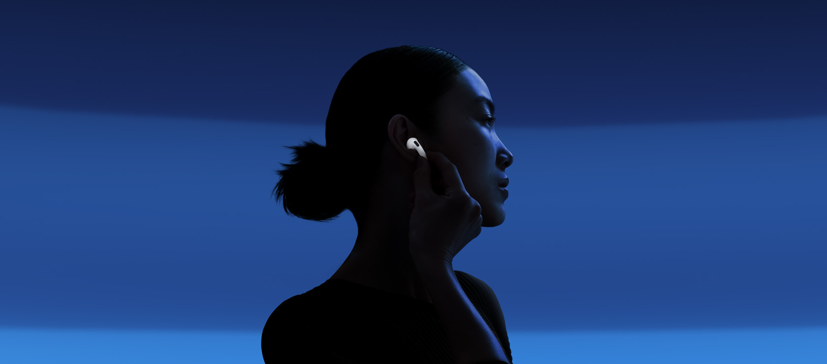 لقطة مقربة للجهة الأمامية والخلفية من سماعة AirPods 4‏ الجديدة.