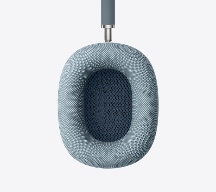 Detailný záber na náušník AirPods Max.