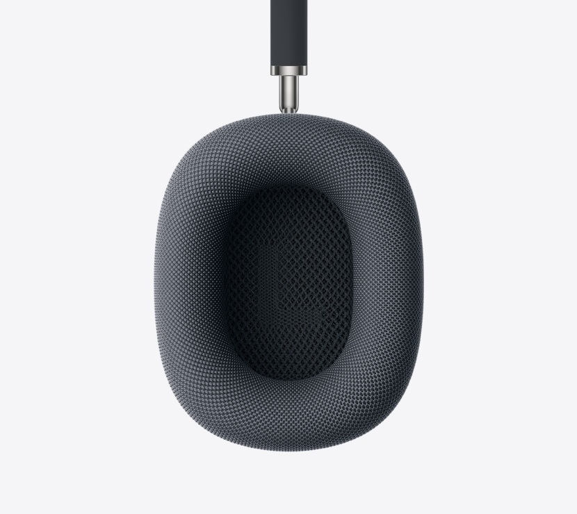 Detailný záber na náušník AirPods Max.