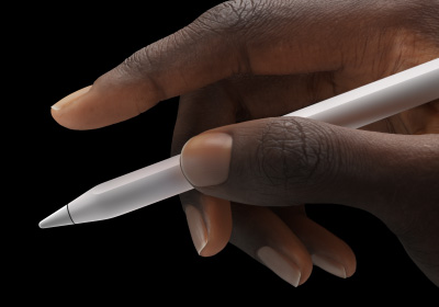 Uma mão segura o Apple Pencil Pro entre o indicador e o polegar.