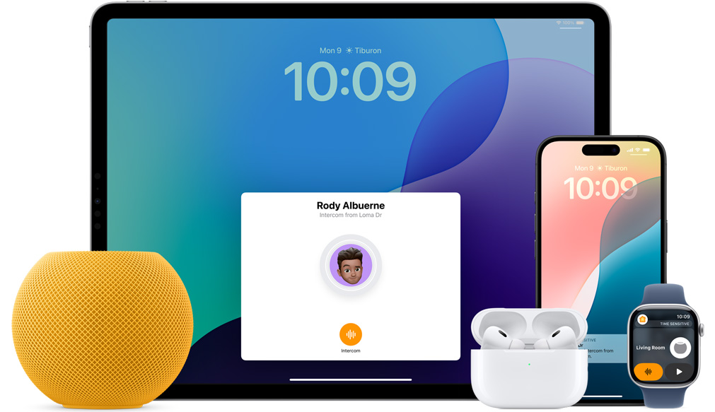 黃色 HomePod mini、一部 iPad、放在充電盒內的 AirPods，及粉紅色錶帶的 Apple Watch 排列放在一起。