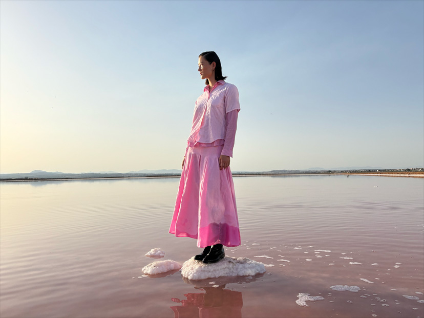 Una foto en alta resolución de una mujer vestida de rosa tomada con la cámara Fusion de 48 MP