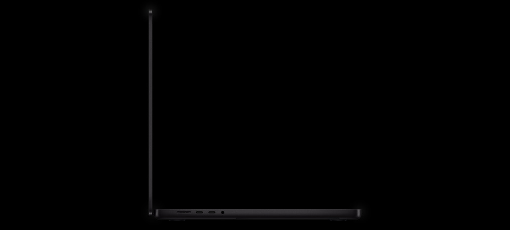 Vedere laterală a unui MacBook Pro deschis, cu accent pe designul subțire