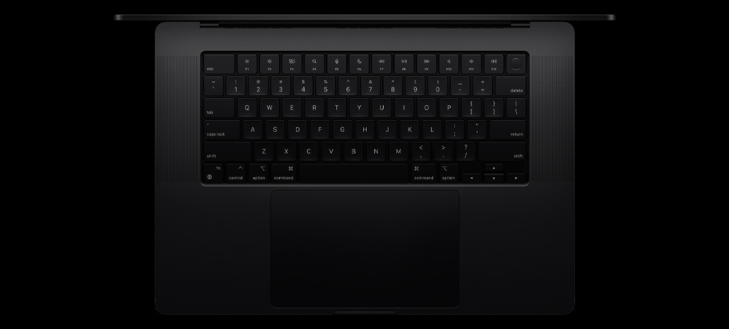 Vedere de sus a unui MacBook Pro prezentând Magic Keyboard cu Touch ID și trackpad încorporate