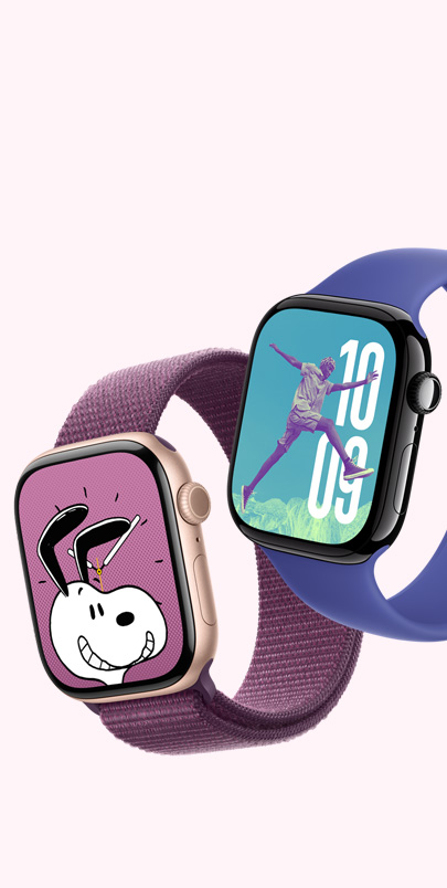 Deux Apple Watch Series 10, la première avec un cadran Snoopy et un bracelet sport à rabat prune, et la deuxième avec un cadran Photos et un bracelet solo bleu outremer.