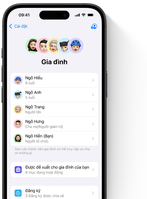 Màn hình iPhone hiển thị trang Gia Đình trong phần Cài Đặt, Memoji của từng thành viên gia đình, mỗi bộ nằm trên vòng tròn đầy màu sắc riêng, được sắp xếp ở trên cùng, Memoji tương tự trong danh sách bên dưới đó hiển thị tất cả các thành viên trong nhóm Chia Sẻ Trong Gia Đình